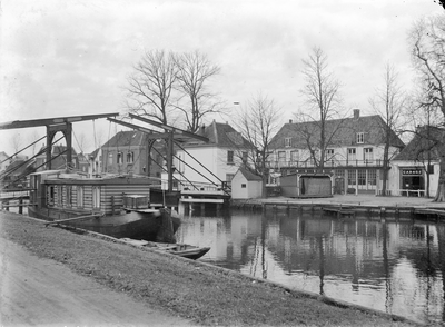 400263 Gezicht op de Vecht te Nieuwersluis, met links de Vechtbrug en rechts het hotel De Kampioen (Rijksstraatweg 35-37).